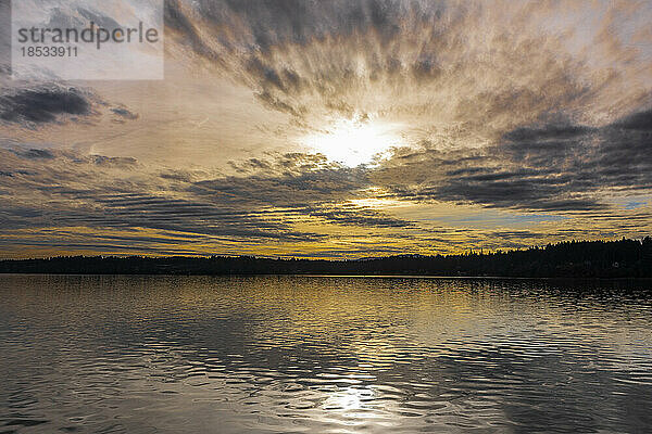 Schöner Wintersonnenuntergang in der Dana Passage und Budd Inlet im südlichen Puget Sound in der Nähe von Boston Harbor; Olympia  Washington  Vereinigte Staaten von Amerika