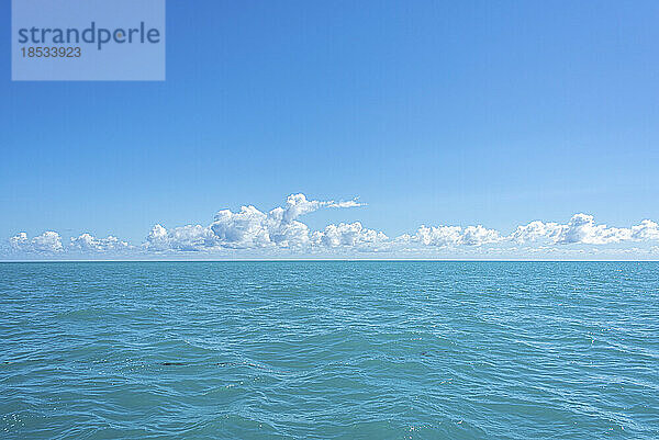 Türkisfarbenes Meerwasser und Wolken am blauen Himmel; Florida Keys  Florida  Vereinigte Staaten von Amerika