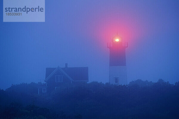 Nauset Light sondiert den Nebel  Cape Cod  Massachusetts  USA; Cape Cod  Massachusetts  Vereinigte Staaten von Amerika