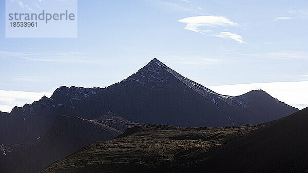 Silhouette des Williwaw Peak gegen einen blauen Himmel in den Chugach Mountains im Chugach State Park entlang des Williwaw Lakes Trail; Anchorage  Alaska  Vereinigte Staaten von Amerika