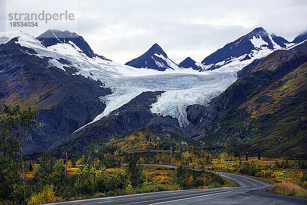Schöne Herbstansicht des Worthington-Gletschers in Alaska entlang des Richardson Highway; Alaska  Vereinigte Staaten von Amerika