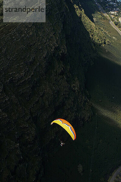 Gleitschirmflieger hoch über den Berggipfeln in der Nähe von Honolulu; Oahu  Hawaii  Vereinigte Staaten von Amerika