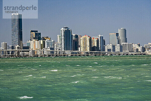 Schönes grünes Wasser vor der Skyline von Miami; Miami  Florida  Vereinigte Staaten von Amerika