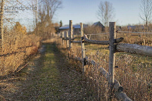 Wanderweg auf dem Land entlang eines Holzzauns; Ottawa Valley  Ontario  Kanada