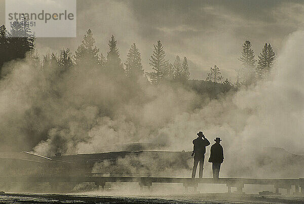 Touristen in geothermischem Dampf und Nebel in der Nähe des Upper Geyser Basin  Yellowstone National Park  USA; Wyoming  Vereinigte Staaten von Amerika