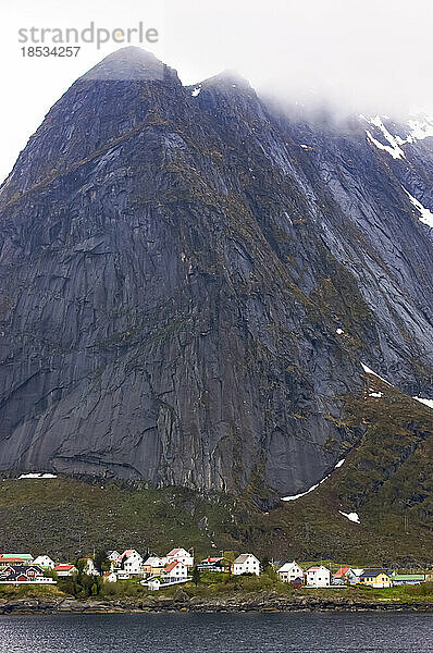 Fischerdorf Reina auf den Lofoten in Norwegen; Reina  Lofoten  Norwegen