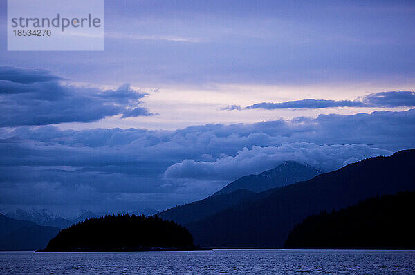 Abenddämmerung in der Queen Charlotte Strait; British Columbia  Kanada