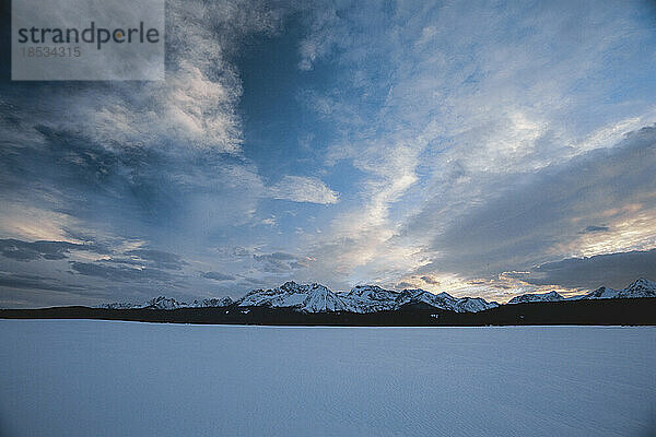 Wolken füllen den Himmel über der verschneiten Sawtooth Range  Idaho  USA; Stanley  Idaho  Vereinigte Staaten von Amerika