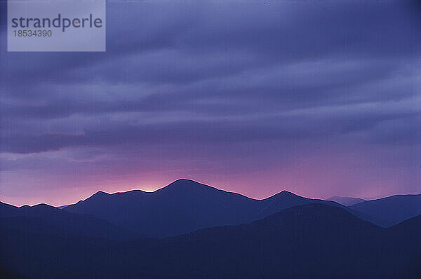 Die untergehende Sonne fällt hinter den Adirondack's Mount Marcy  New York  USA; New York  Vereinigte Staaten von Amerika