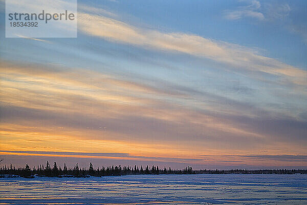 Sonnenaufgang über einem zugefrorenen See außerhalb von Churchill  Manitoba; Manitoba  Kanada