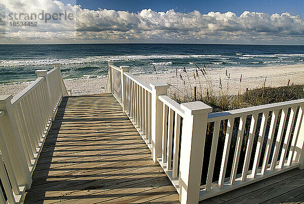 Die Uferpromenade führt zu einem leeren Strand an der Küste Floridas  USA; Seaside  Florida  Vereinigte Staaten von Amerika