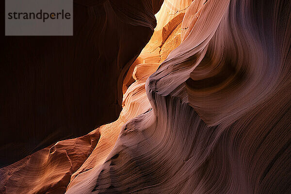 Slot Canyon in der Nähe von Page  Arizona. Wind und Wasser erzeugen erstaunliche Streifen im Sandstein in einem atemberaubenden Beispiel für Erosion; Page  Arizona  Vereinigte Staaten von Amerika