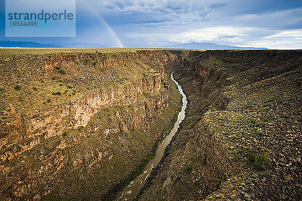 Regenbogen leuchtet über dem Rio Grande in Taos  New Mexico  USA; Taos  New Mexico  Vereinigte Staaten von Amerika