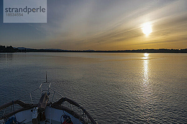 Schöner Sonnenuntergang von der Flybridge während der Fahrt durch die Dana Passage im South Puget Sound in der Nähe von Boston Harbor; Olympia  Washington  Vereinigte Staaten von Amerika