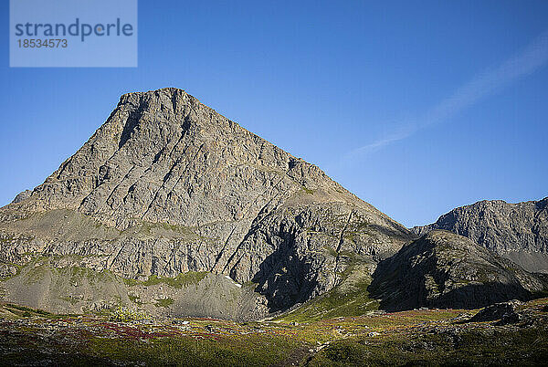 Nahaufnahme des Williwaw Peak vor einem strahlend blauen Himmel in den Chugach Mountains im Chugach State Park entlang des Williwaw Lakes Trail; Anchorage  Alaska  Vereinigte Staaten von Amerika