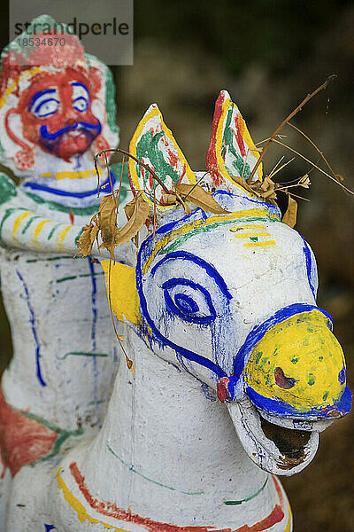 Bemalte Skulptur einer Hindu-Gottheit auf einem Pferd; Puducherry  Tamil Nadu  Indien