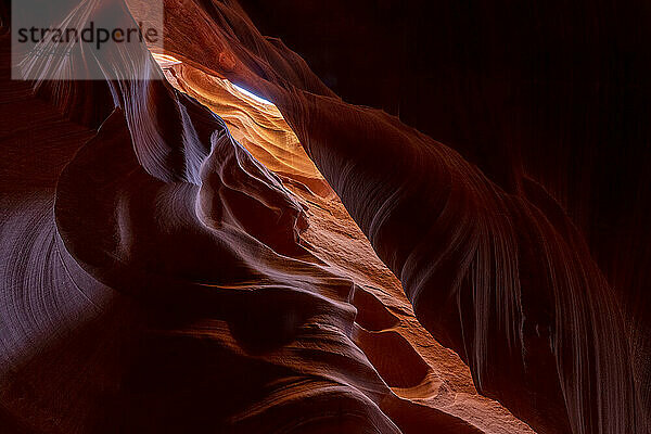 Slot Canyon in der Nähe von Page  Arizona. Wind und Wasser erzeugen erstaunliche Streifen im Sandstein in einem atemberaubenden Beispiel für Erosion; Page  Arizona  Vereinigte Staaten von Amerika