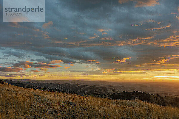Schöner Sonnenuntergang von den Hügeln des Umatilla National Forest im Nordosten Oregons  USA; Milton Freewater  Oregon  Vereinigte Staaten von Amerika