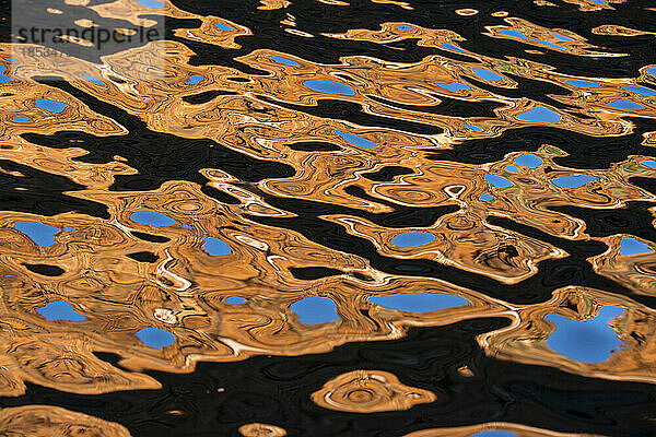 Spiegelungen in den Sandsteinklippen des King George River in Australien; Kimberley Region  Westaustralien  Australien
