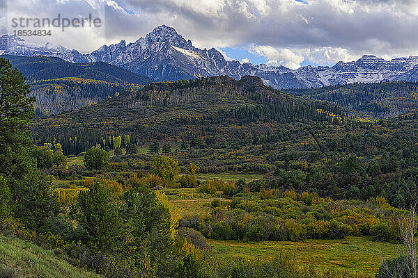 Herbstfarben in der Landschaft von Colorado. Die Espenbäume färben sich golden  während die Tage kürzer werden; Colorado  Vereinigte Staaten von Amerika