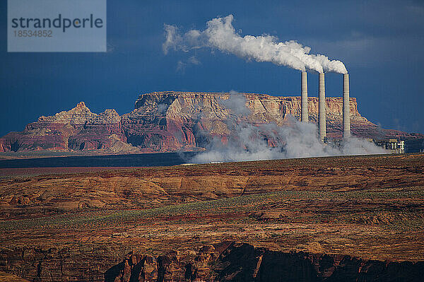 Dampfschwaden aus den Schornsteinen des Navajo-Kraftwerks  Arizona  USA; Glen Canyon  Page  Arizona  Vereinigte Staaten von Amerika