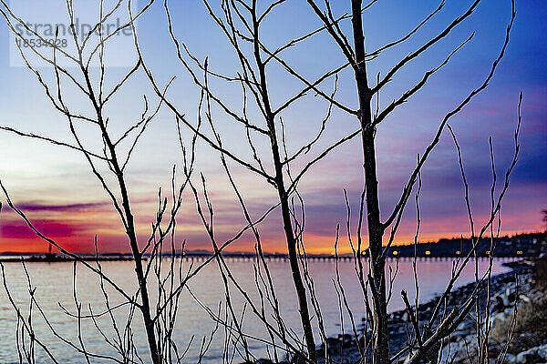 Lebendiger Sonnenuntergang in White Rock  BC  Kanada; British Columbia  Kanada