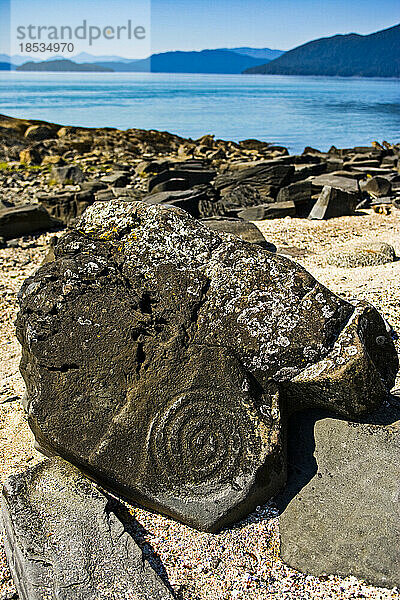 Teil einer Steinpetroglyphe am Petroglyph Beach in Wrangell  Alaska  USA; Wrangell  Alaska  Vereinigte Staaten von Amerika