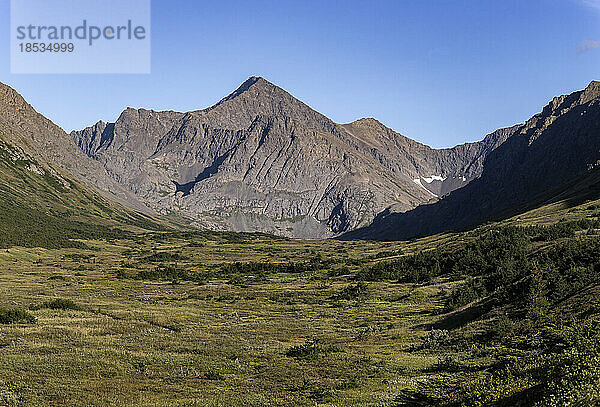 Panoramablick auf die Chugach Mountain Range und das Tal im Chugach State Park vom Williwaw Lakes Trail aus im Herbst; Anchorage  Alaska  Vereinigte Staaten von Amerika