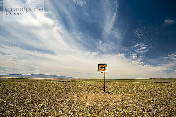 Einsamer Basketballkorb in der Wüste Gobi; Wüste Gobi  Mongolei