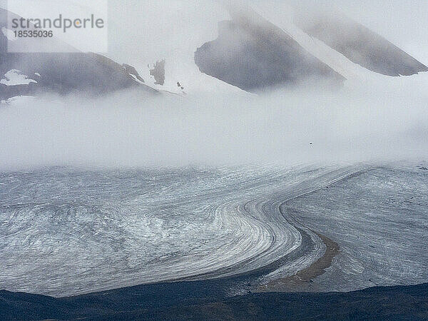 Gletschermoräne an der Küste der Insel Spitzbergen; Spitzbergen  Svalbard  Norwegen