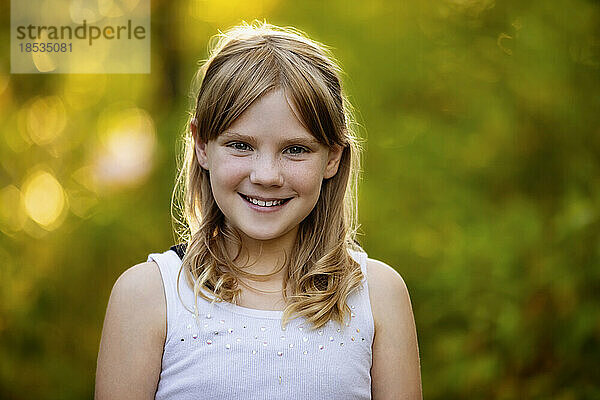 Nahaufnahme eines süßen jungen Mädchens mit blondem Haar im Freien mit Herbstfarben im Hintergrund; Edmonton  Alberta  Kanada