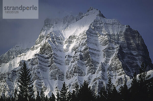 Schroffer  schneebedeckter Berg im Banff-Nationalpark  Alberta  Kanada; Alberta  Kanada