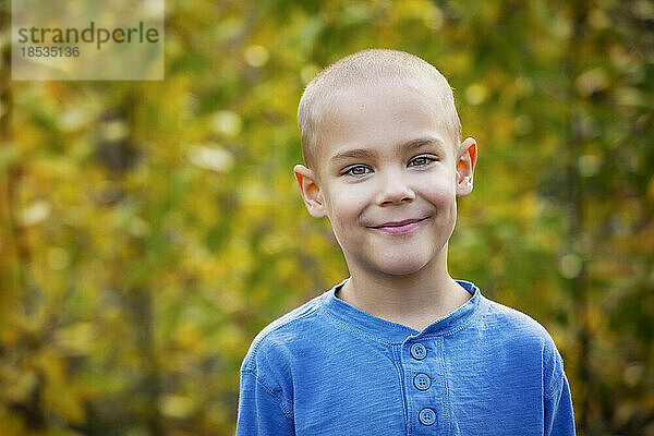 Porträt eines süßen kleinen Jungen im Freien im Herbst; Edmonton  Alberta  Kanada