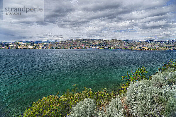 Schönes klares Wasser des Chelan-Sees an der Ostseite der Kaskadenberge in Zentral-Washington  USA; Chelan  Washington  Vereinigte Staaten von Amerika