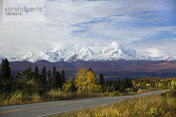 Herbstliche Aussicht auf die schneebedeckten Gipfel von Mt. Hayes  Mt. Hess und Mt. Deborah der Alaska Range und die Herbstfarben entlang des Highways; Alaska  Vereinigte Staaten von Amerika