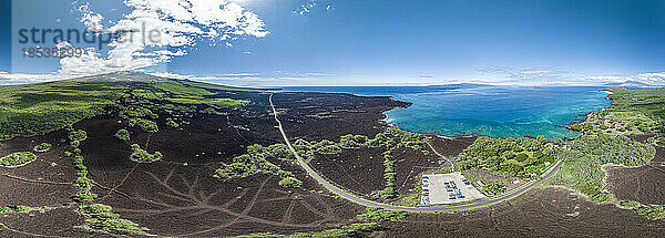Drohnenansicht der Ahihi Bay und der Küstenlinie von Maui  mit Blick auf den Molokini-Krater in der Ferne  Hawaii  USA; Maui  Hawaii  Vereinigte Staaten von Amerika
