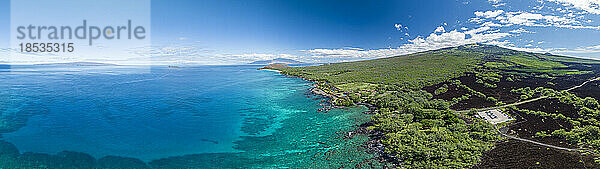 Drohnenansicht der Ahihi Bay und der Küstenlinie von Maui  mit Blick auf Lanai  Molokai und den Molokini-Krater in der Ferne  Hawaii  USA; Maui  Hawaii  Vereinigte Staaten von Amerika