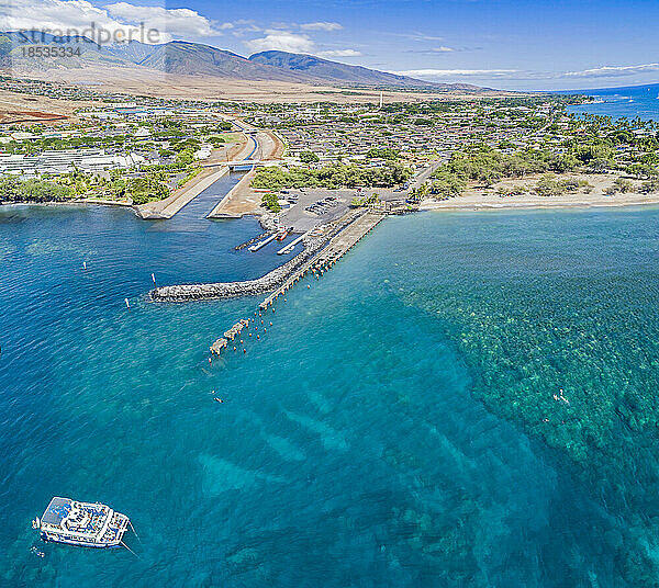 Luftaufnahme der Mala Wharf im Norden der Stadt Lahaina  Maui  Hawaii  USA. Dies ist ein beliebtes Ziel zum Schnorcheln und Tauchen; Lahaina  Hawaii  Vereinigte Staaten von Amerika