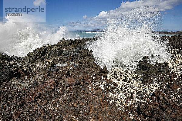 Tosende Brandung und ein Blowhole in der La Perouse Bay auf Süd-Maui  Hawaii  USA; Maui  Hawaii  Vereinigte Staaten von Amerika