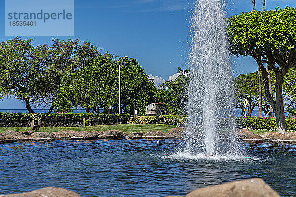 Springbrunnen in einem Teich am Kamaole Beach III im Kamaole Beach Park  Kihei  Maui  Hawaii  USA; Kihei  Maui  Hawaii  Vereinigte Staaten von Amerika