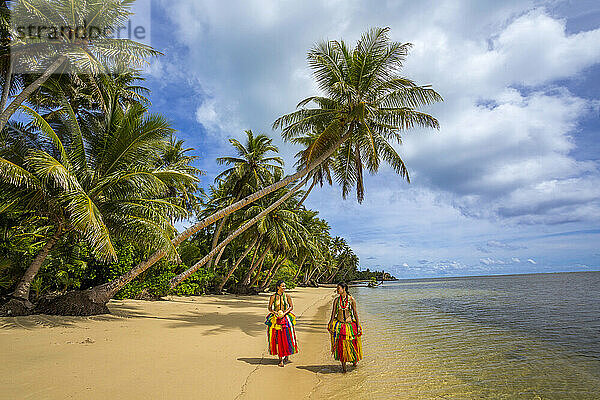 Zwei junge Mädchen gehen am Strand spazieren und tragen traditionelle Kleidung für kulturelle Zeremonien auf der Insel Yap  Mikronesien; Yap  Föderierte Staaten von Mikronesien