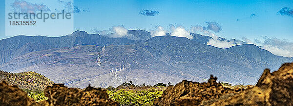 Panoramablick auf die West Maui Mountains mit Windturbinen von der Makena-Region in Süd-Maui  Hawaii. Drei Fotos wurden für diese große Bilddatei zusammengefügt; Maui  Hawaii  Vereinigte Staaten von Amerika