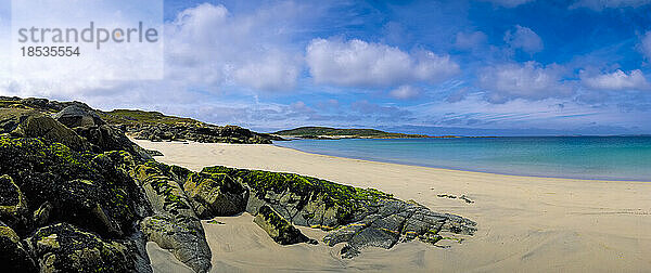 Wunderschöner Sandstrand und ruhiges türkisfarbenes Meerwasser an der Küste Irlands; Irland