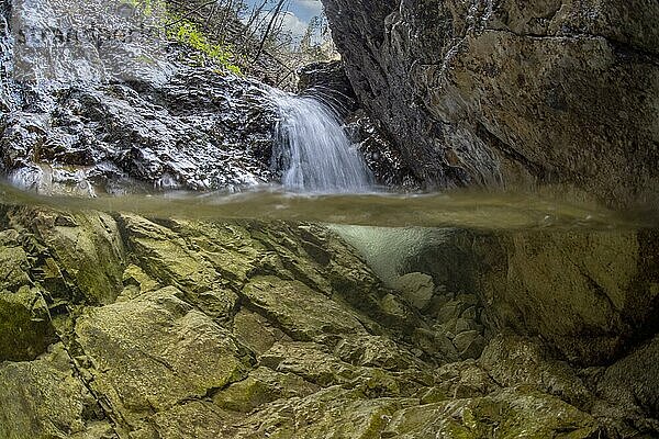 Unterwasserfoto von einem Gebirgsbach mit Wasserfall im Nationalpark Kalkalpen  Reichraming  Oberösterreich  Österreich  Europa
