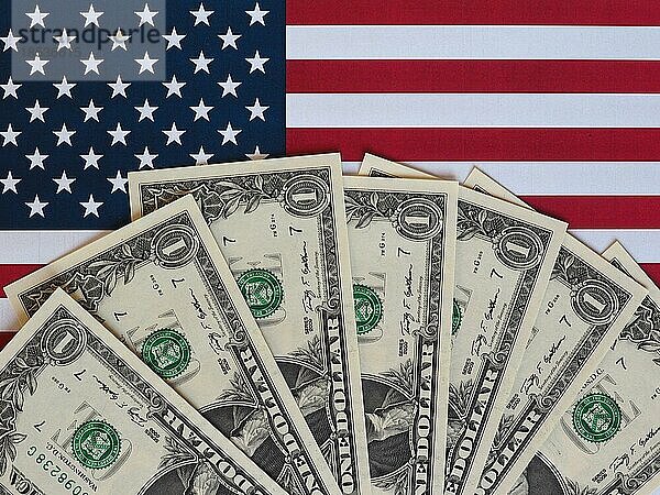 Dollarnoten und Flagge der Vereinigten Staaten