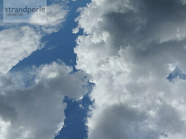 Dramatischer blauer Himmel mit Wolken im Hintergrund