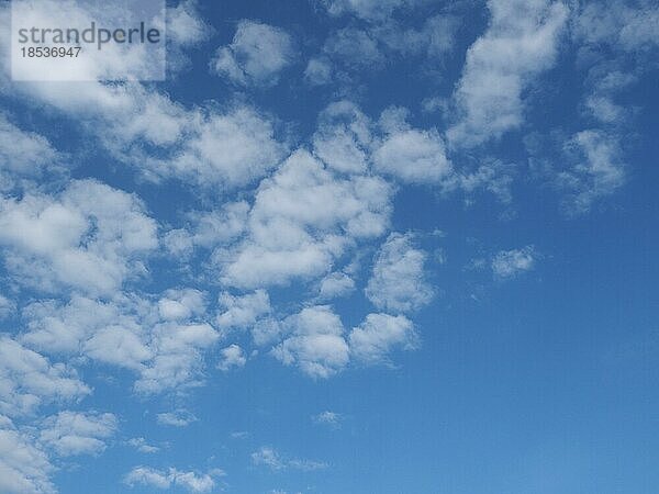 Blauer Himmel mit Wolken Hintergrund