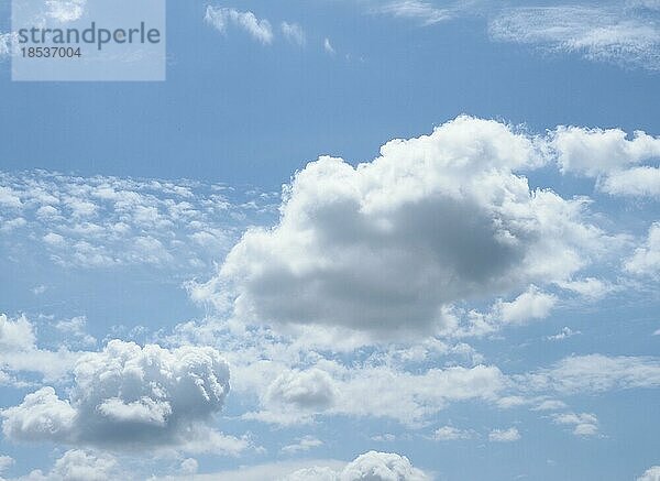 Dramatischer blauer Himmel mit Wolken im Hintergrund