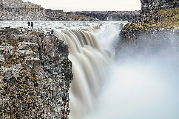 Menschen vor herabstürzenden Wassermassen  Dettifoss Wasserfall  Nordisland  Island  Europa