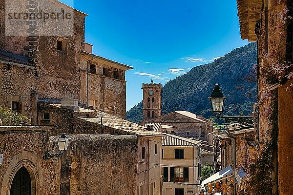 Blick von der Carrer del Calvari  Treppe zum Kalvarienberg  Pollenca  Mallorca  Balearen  Spanien  Europa